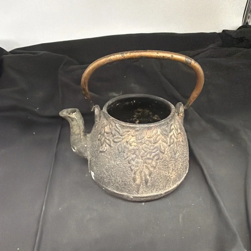 Japanese Tetsubin is crafted from cast iron Missing Lid